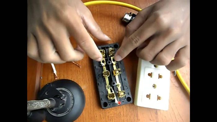 Nối dây điện với ổ cắm và công tắc